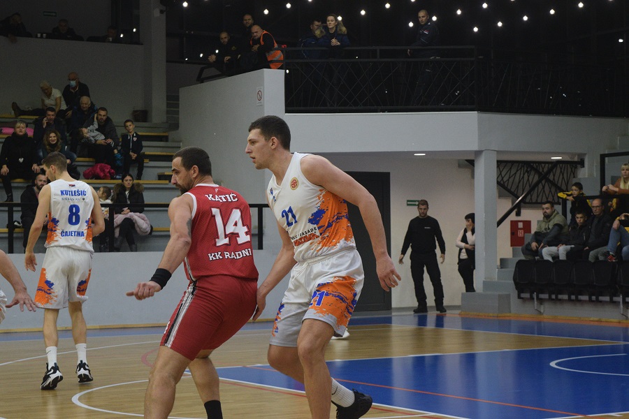 Млади Јоксимовић у дуелу са ветераном Катићем