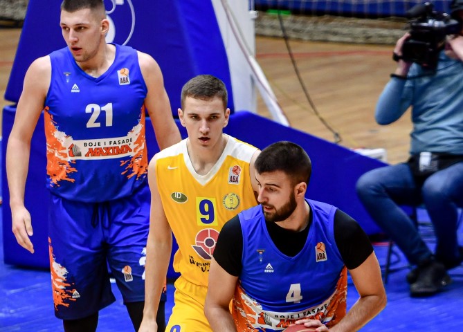 Чабрило са лоптом против Осијека