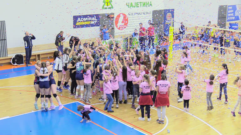 Одбојкашице славе победу 