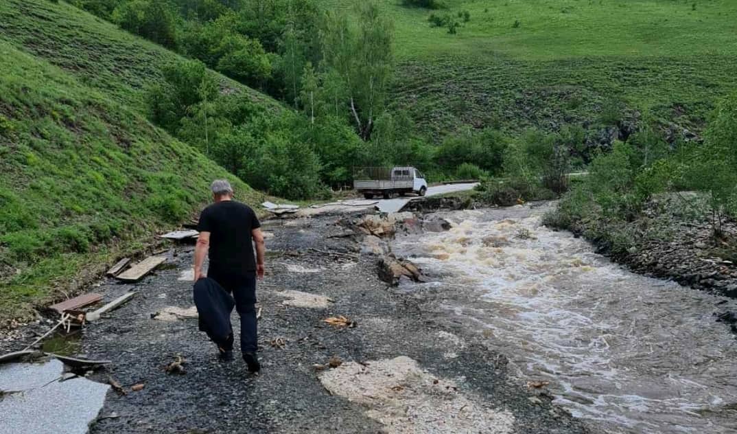 Поплава однела пут