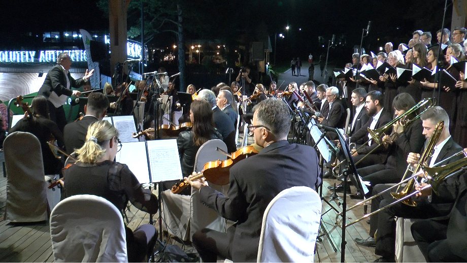 Српскa омладинскa филхармонијa „Наиссус“ уз диригента Зорана Андрића