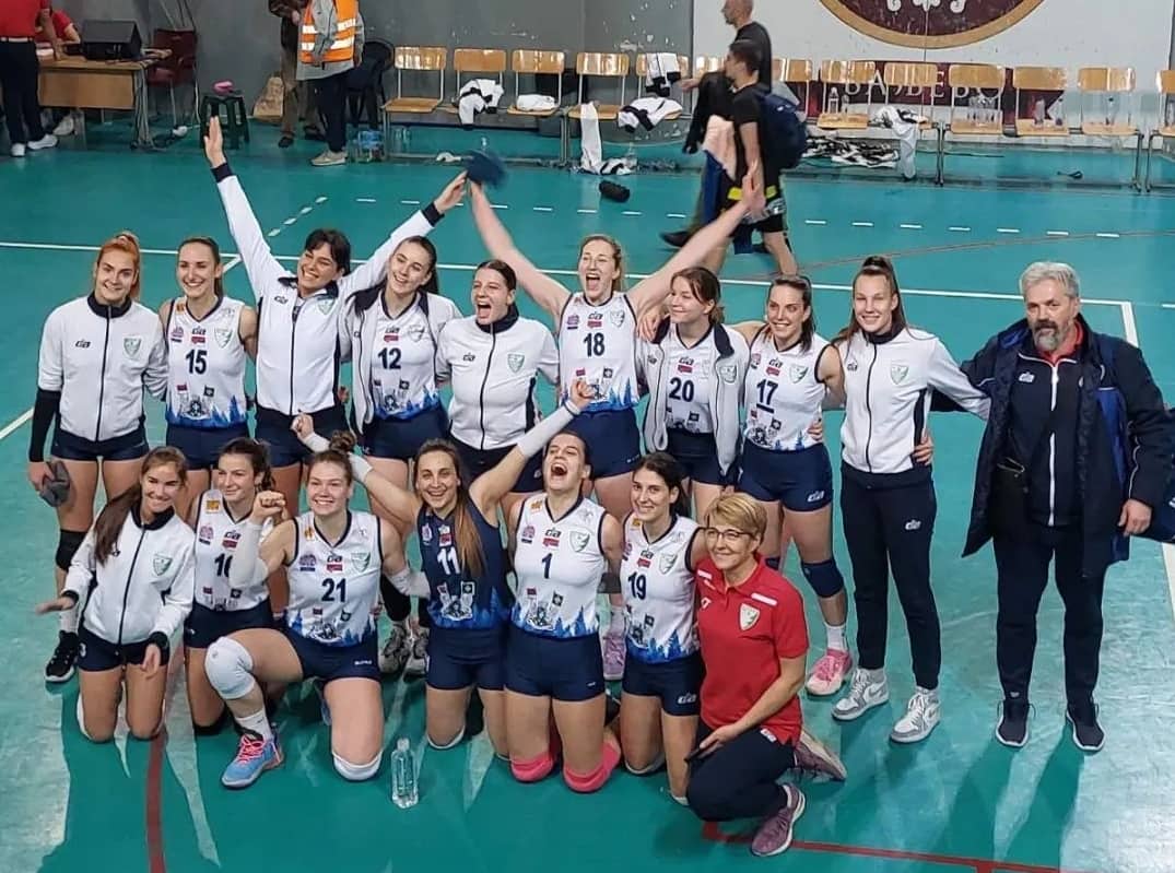 Одбојкашице славе победу  Одбојкашице славе победу