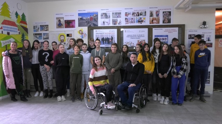 Деца и аутори изложбе 