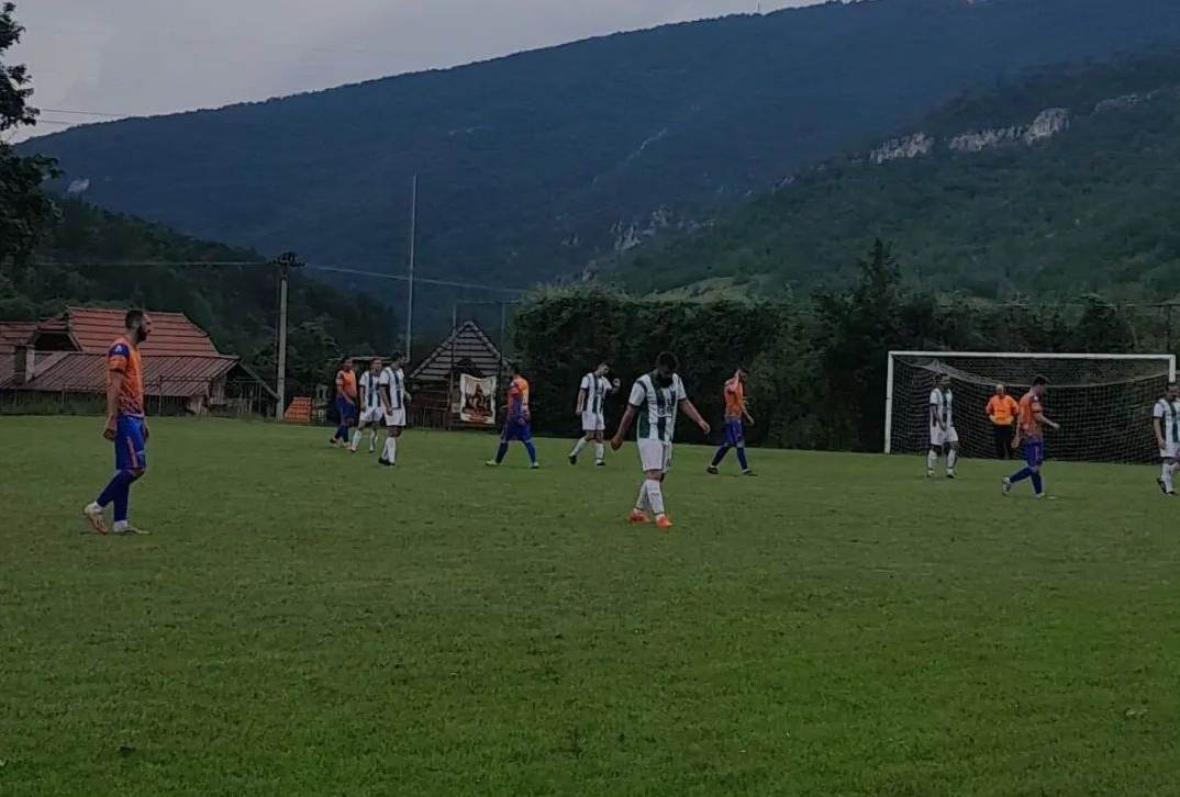 Фудбалери Чајетине на утакмици у Мокрој Гори Фудбалери Чајетине на утакмици у Мокрој Гори
