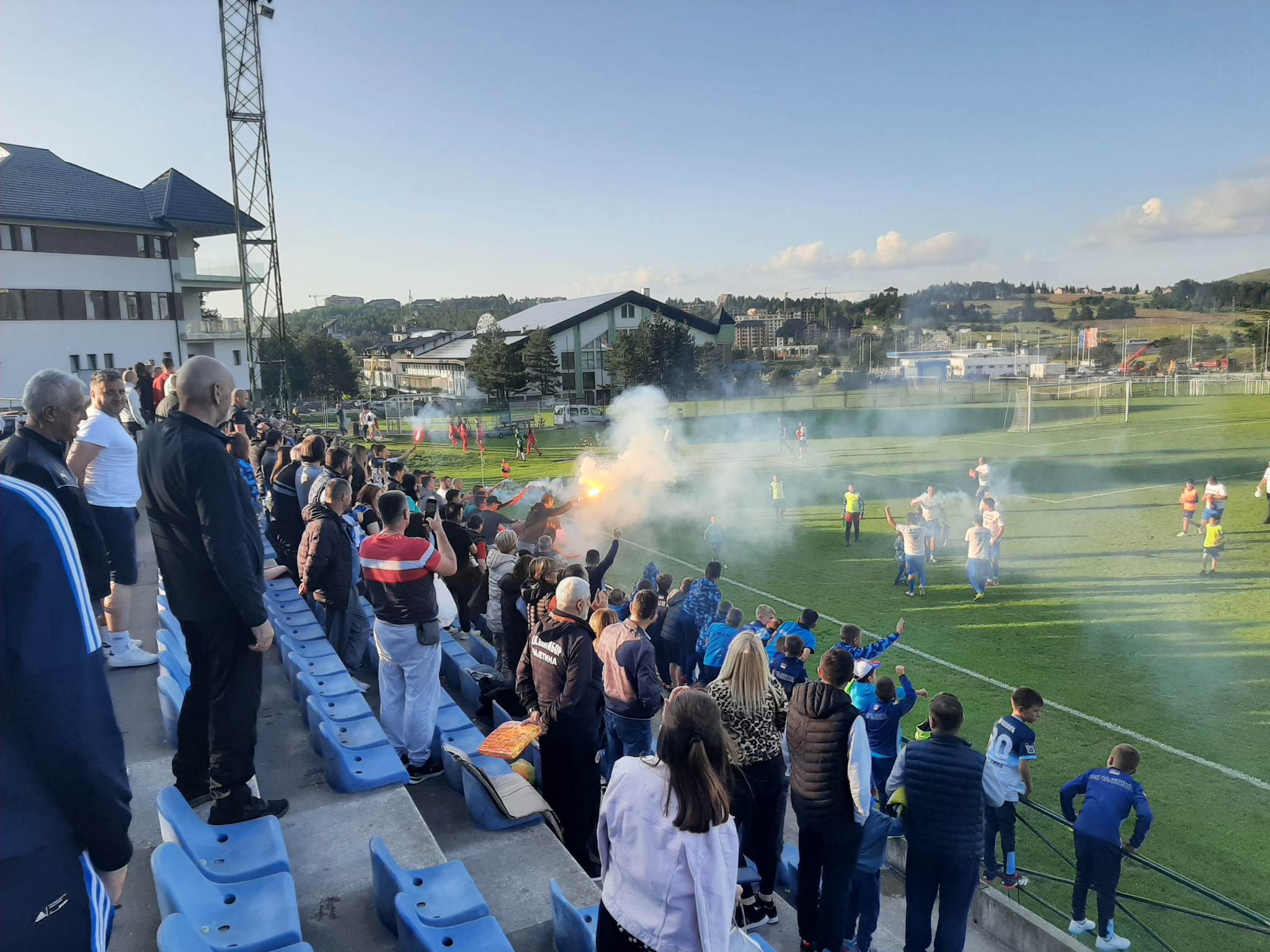 Славље фудбалера Чајетине са навијачима