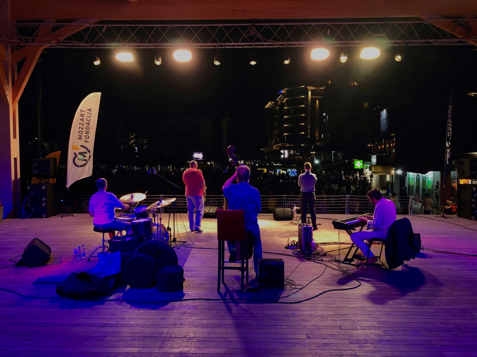 Звездано вече уз ноте џеза