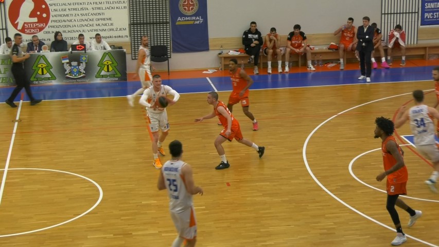 Кошаркаши Златибора у нападу против Металца у Чајетини