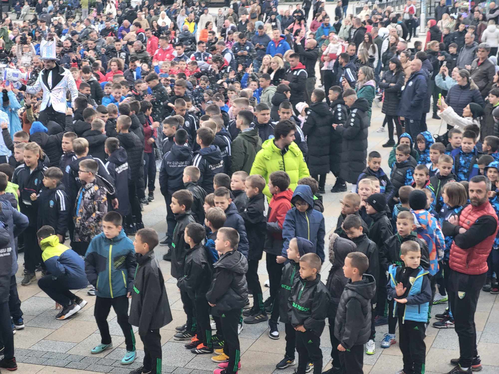 Велики број малишана на отварању "Златибор купа" Велики број малишана на отварању "Златибор купа"