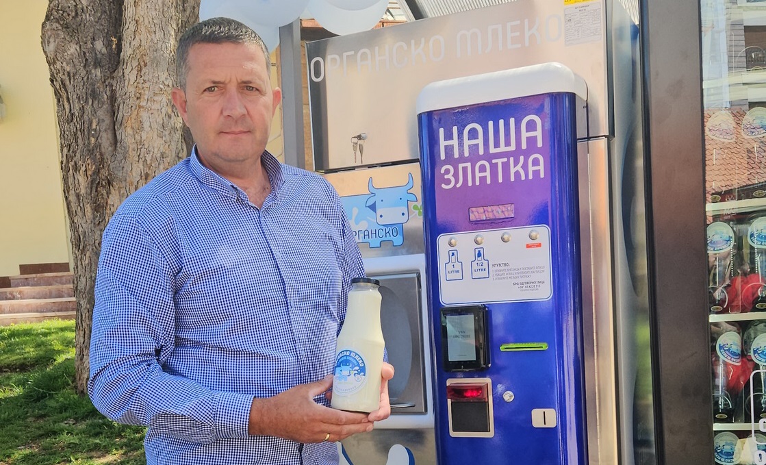 Директор Еко Аграра Марко Марић поред млекомата на Златибору Директор Еко Аграра Марко Марић поред млекомата на Златибору