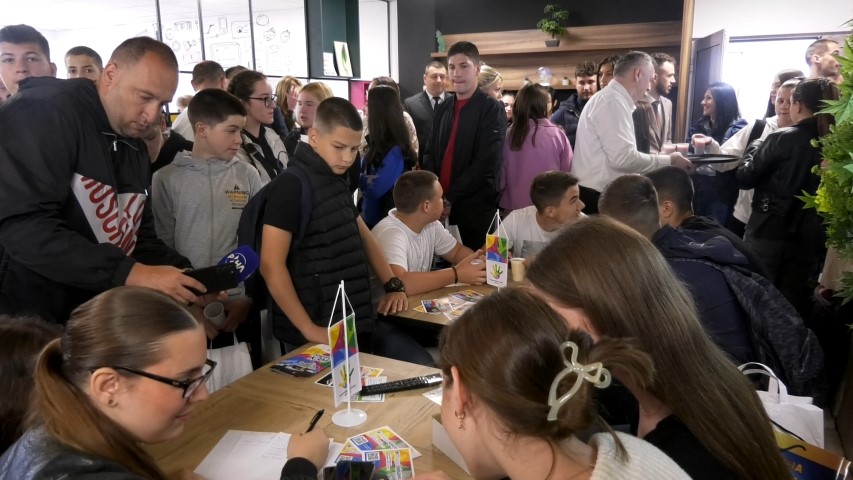 Млади на преузимању картица