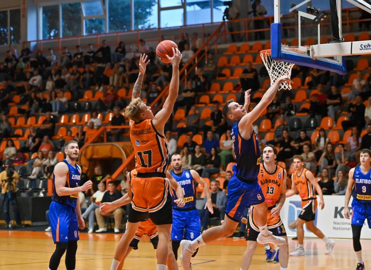 Борба играча Златибора и Шибенке