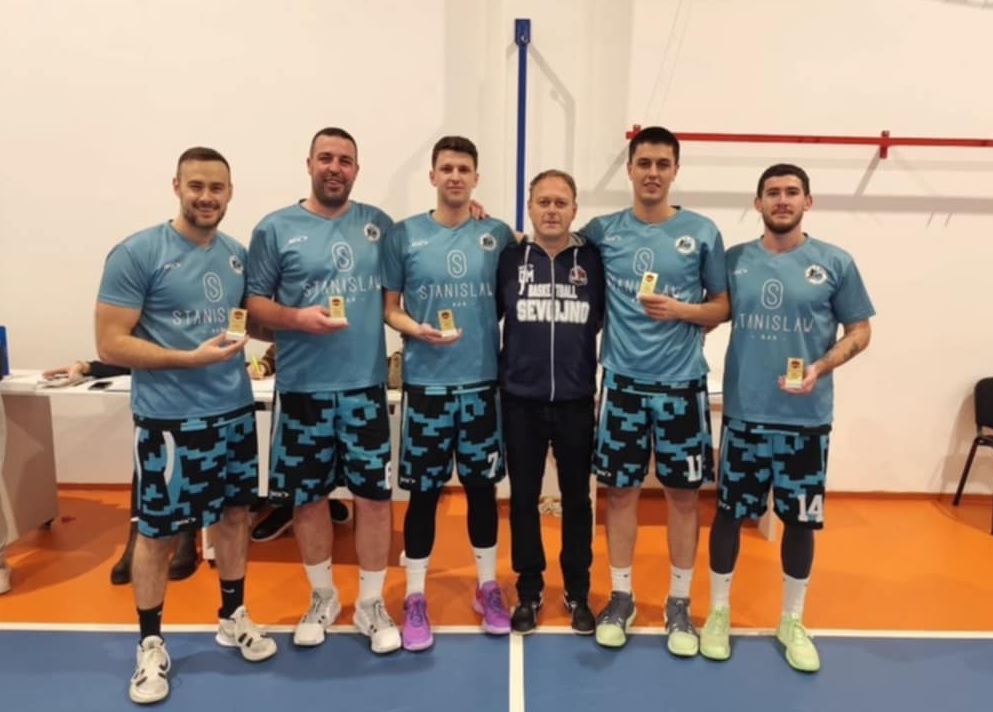 Играчи Пет плус у Севојну