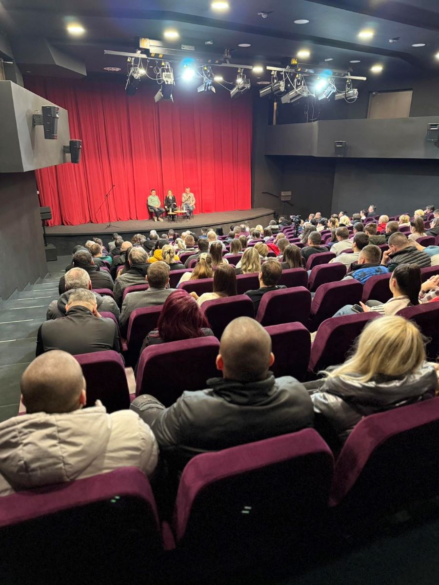 Руководство општине на јавном састанку Руководство општине на јавном састанку