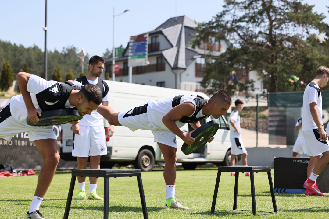 Фудбалери Партизана на тренингу