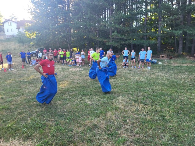 Трка у џаковима на Сеоски играма