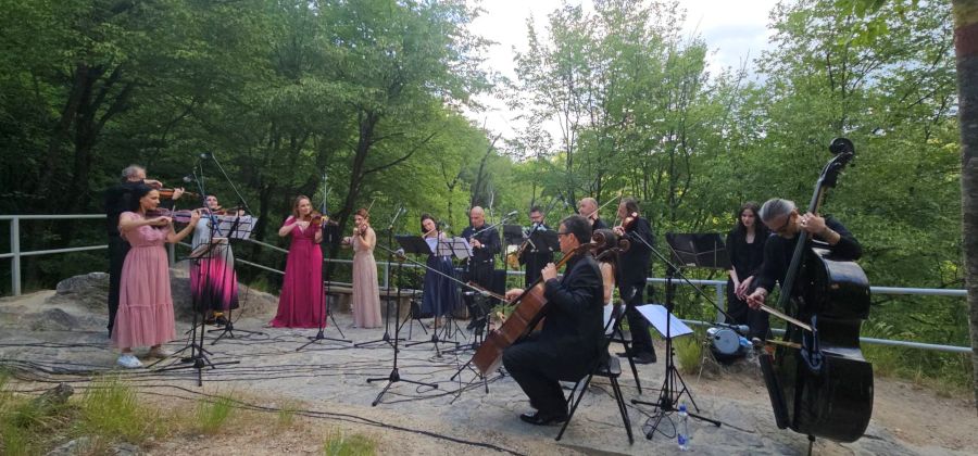 Наступ Београдског камерног оркестра на водопаду у Гостиљу