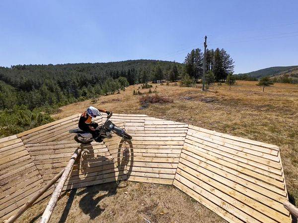 У периоду од 15. до 17. августа 2025. године на атрактивној локацији Лађевац (Чајетинско брдо) одржаће се јединствена спортска манифестација на отвореном –"MOTO SHOW ZLATIBOR 2025“