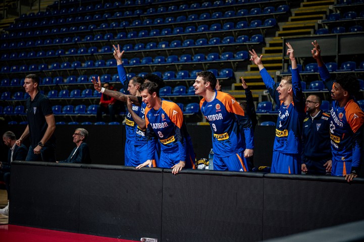 Славље чајетинских кошаркаша у легендарној дворани