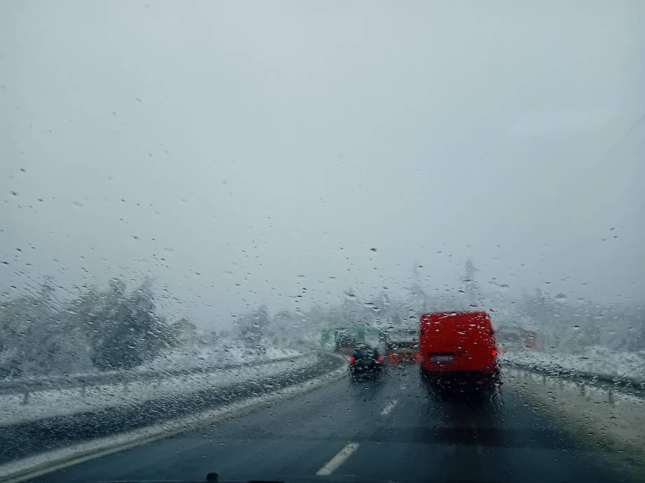 Отежани услови вожње због јутарњег мраза и магле