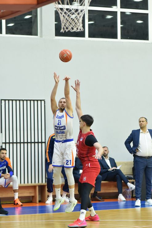 Центар Златибора Јоксимовић шутира против Борца 