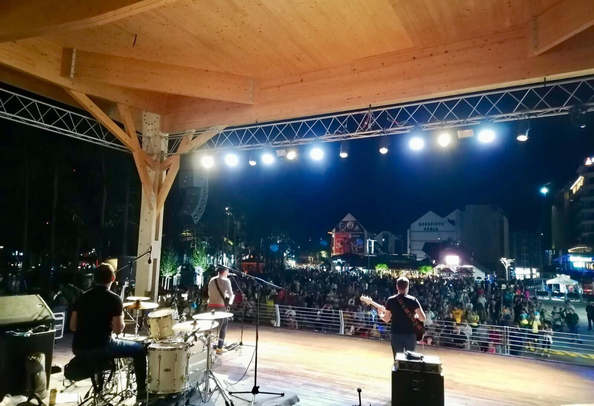 Вече блуза на Краљевом тргу