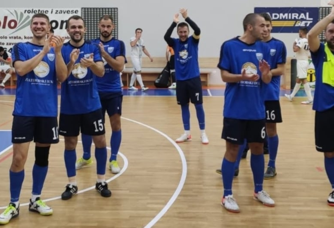 Играчи КМФ Златибор после утакмице у дворани СЦ Чајетина 