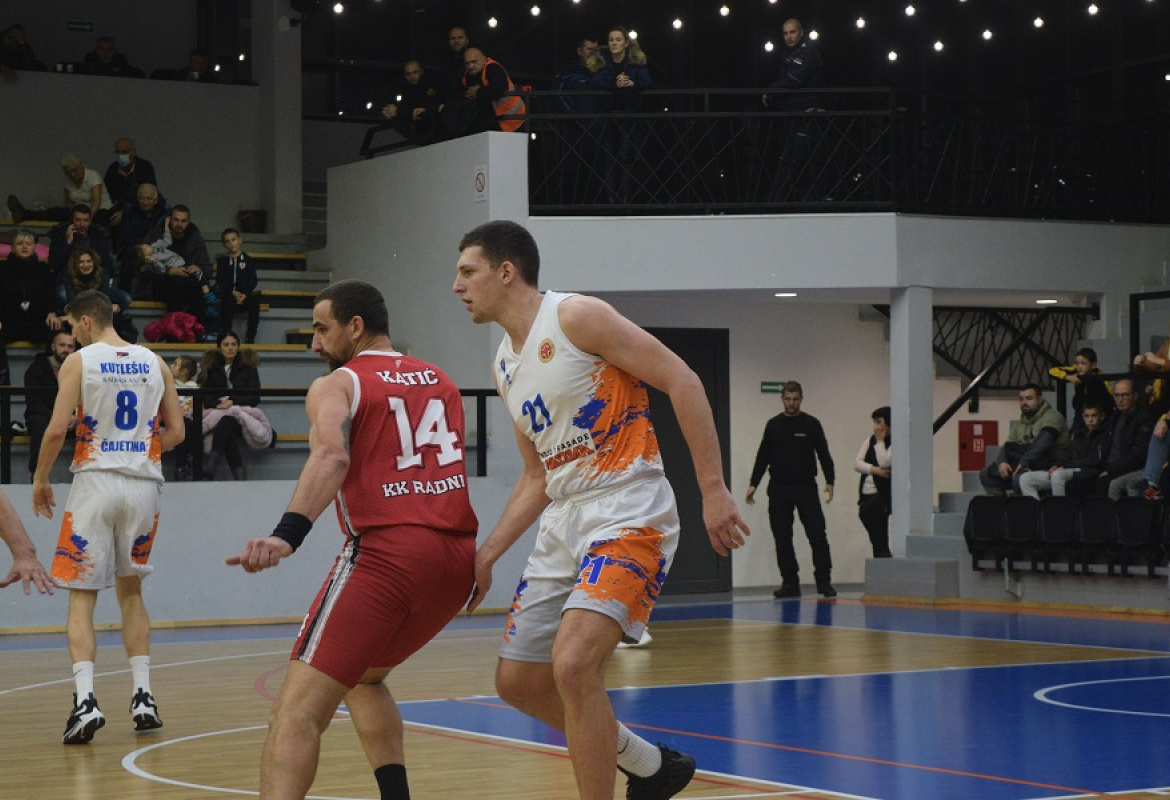 Млади Јоксимовић у дуелу са ветераном Катићем