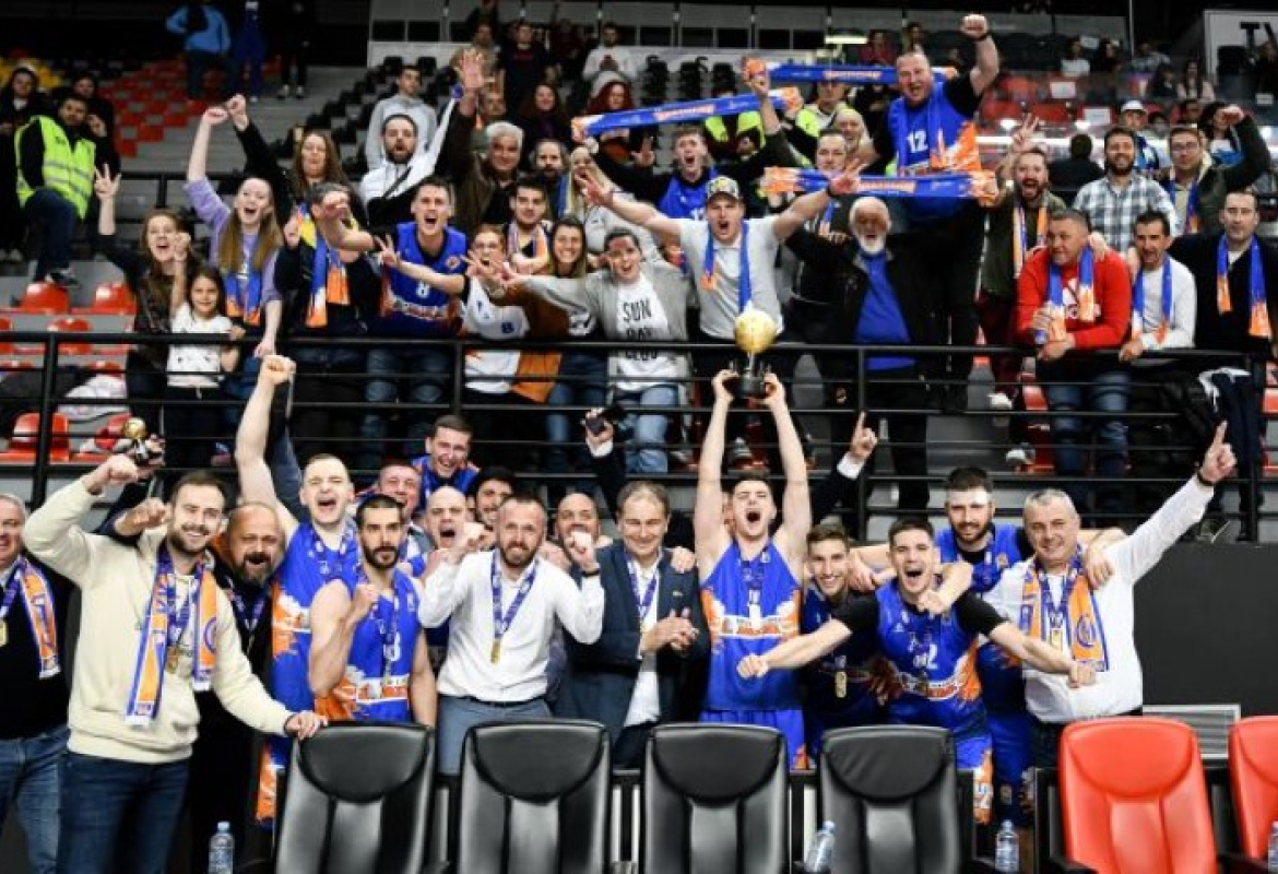 Кошаркаши Златибора са навијачима