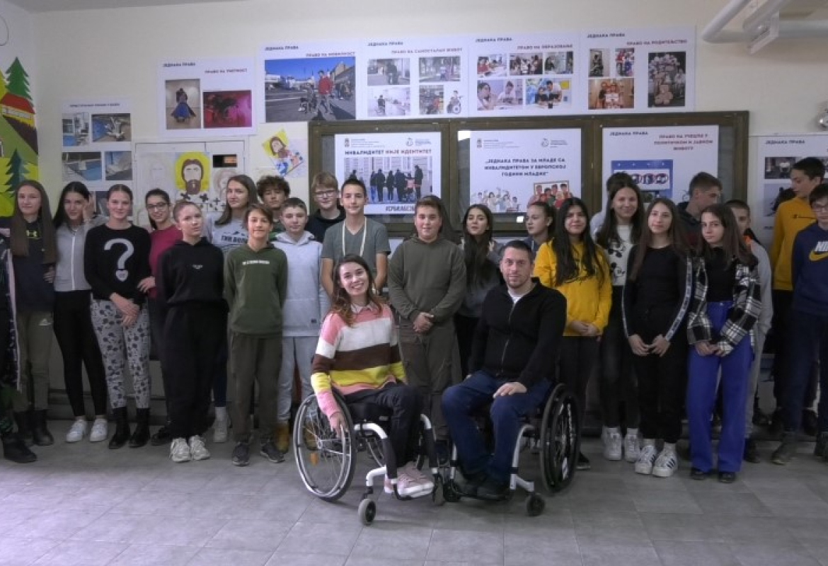 Деца и аутори изложбе 