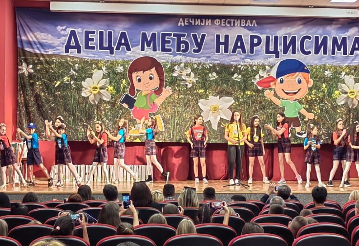 Деца међу нарцисима 