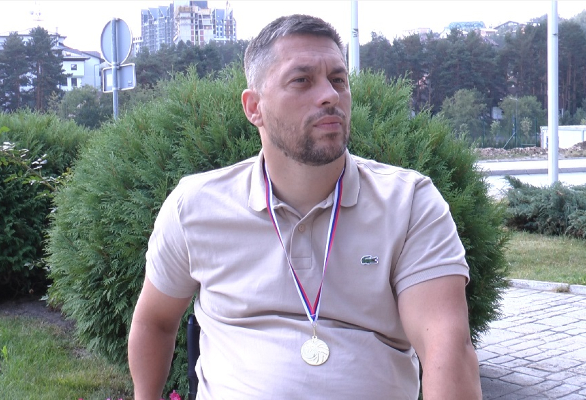 Радишић са златом са меморијалног митинга