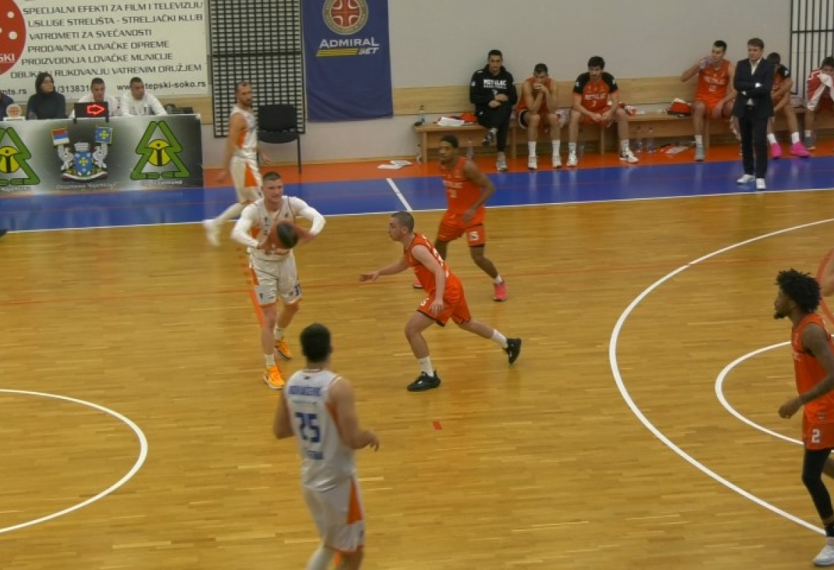 Кошаркаши Златибора у нападу против Металца у Чајетини