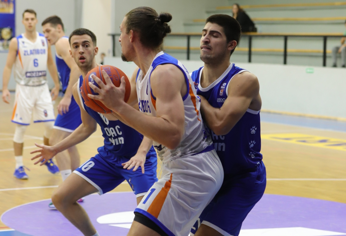 Јоксимовић у дуелу са играчима Борца