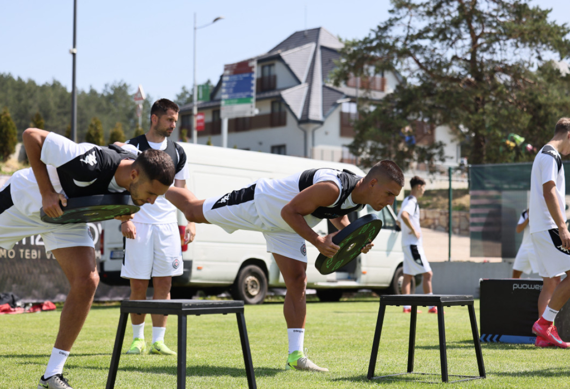 Фудбалери Партизана на тренингу