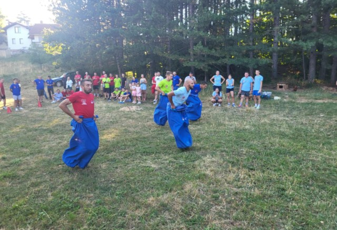 Трка у џаковима на Сеоски играма