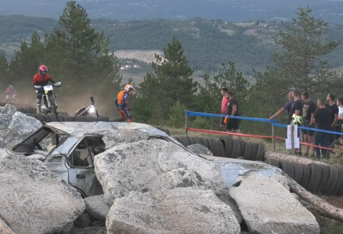 Детаљ са пролога иза Чајетинског брда