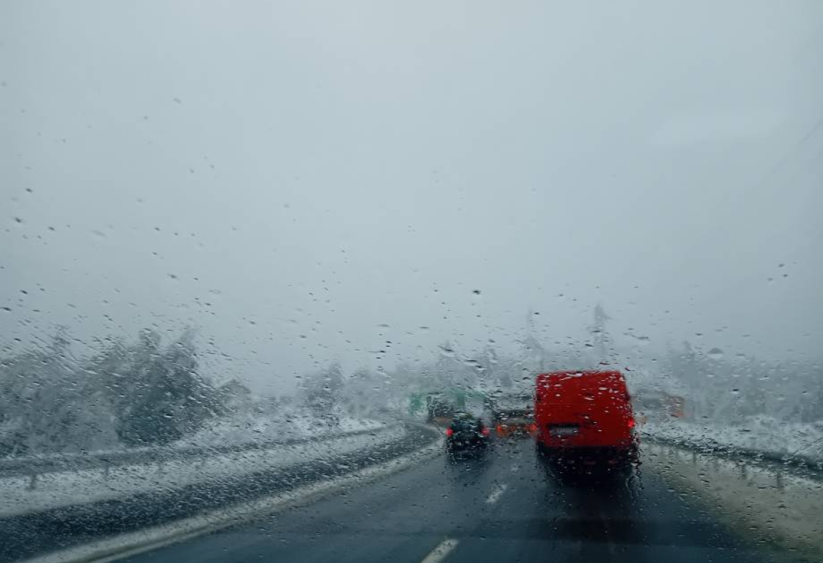 Отежани услови вожње због јутарњег мраза и магле