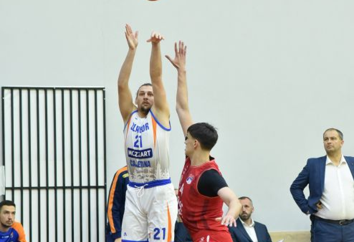 Центар Златибора Јоксимовић шутира против Борца 