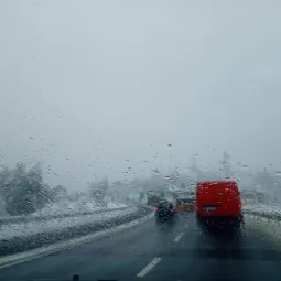 Отежани услови вожње због јутарњег мраза и магле