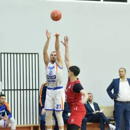 Центар Златибора Јоксимовић шутира против Борца 